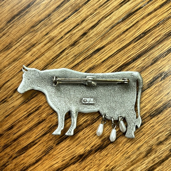 Vintage dairy COW pin/brooch signed JJ silver tone w/ pearl utters. - Picture 3 of 3